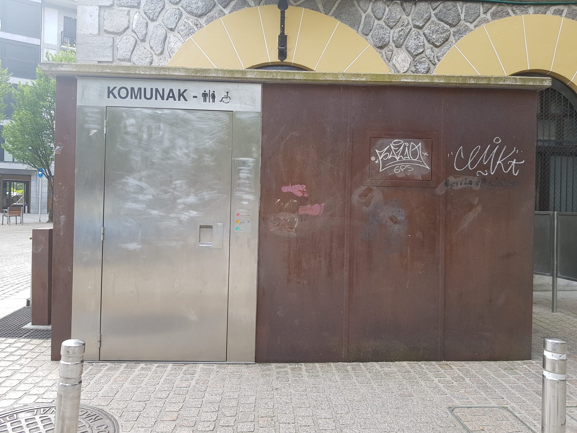 Zabaldu dituzte komun publikoak