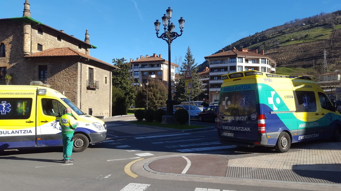 Auto baten eta txirrindulari baten arteko istripua izan da, Enparan Dorretxearen aurrean