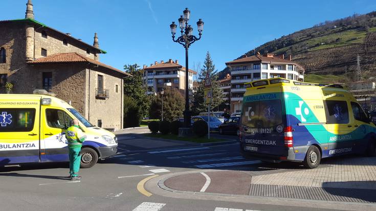 Auto baten eta txirrindulari baten arteko istripua izan da, Enparan Dorretxearen aurrean