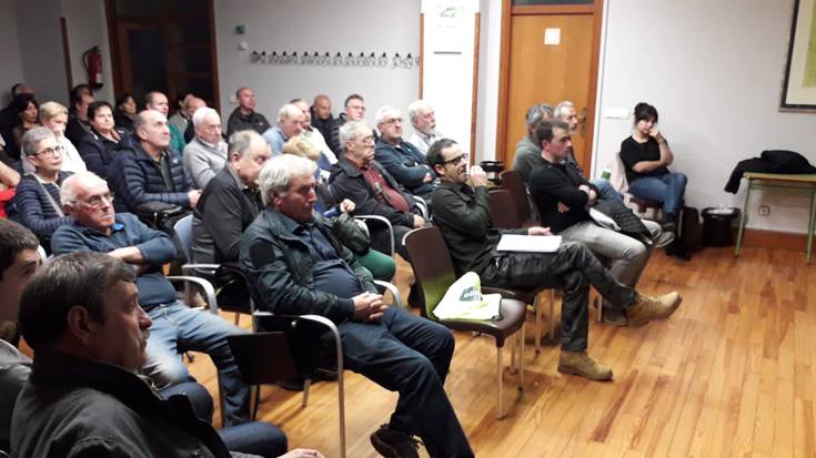 60 lagunetik gora, pinuaren gaitzaren inguruko hitzaldian