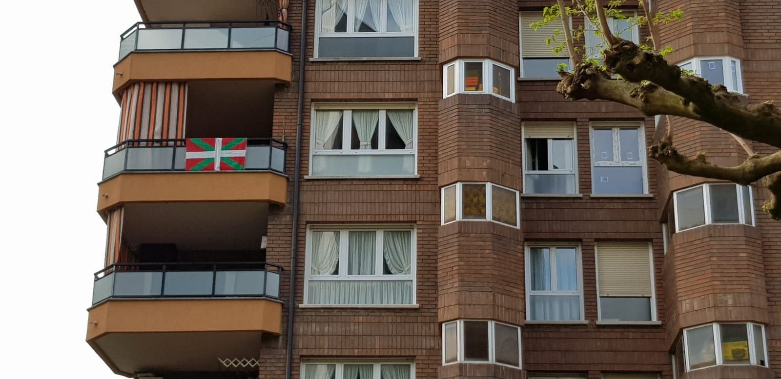 Aberri Eguna balkoietan ospatzeko deia egin dute