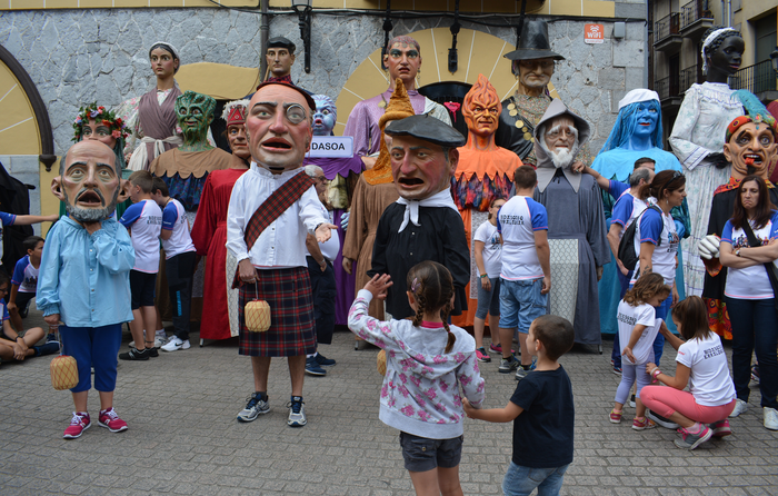 Hamazazpi elkartetako eta herritako erraldoiek parte hartuko dute Umeen Eguneko kalejiran