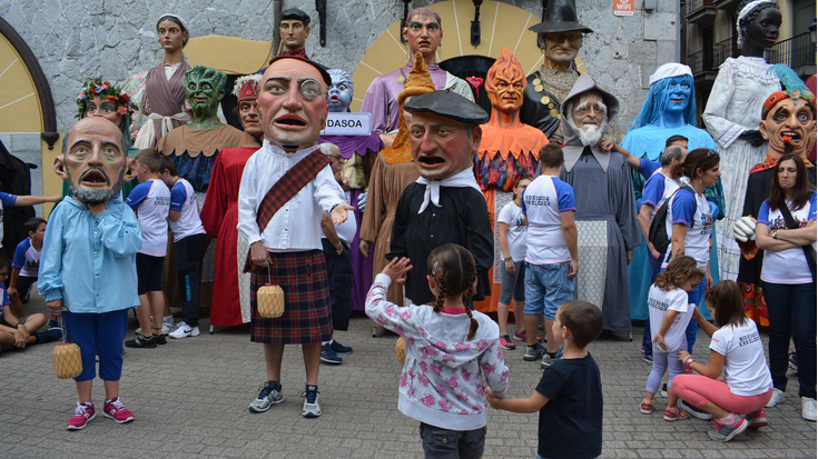 Hamazazpi elkartetako eta herritako erraldoiek parte hartuko dute Umeen Eguneko kalejiran