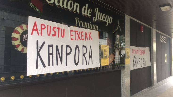 Apustu etxearen aurkako pankartak jarri dituzte hango hormetan