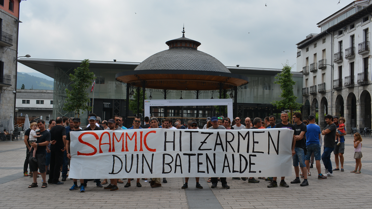 Sammic enpresako langileek elkarretaratzea egin dute plazan