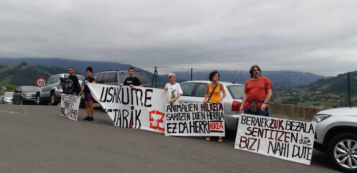 Usakume tiraketaren aurka, protesta egin dute hainbat lagunek