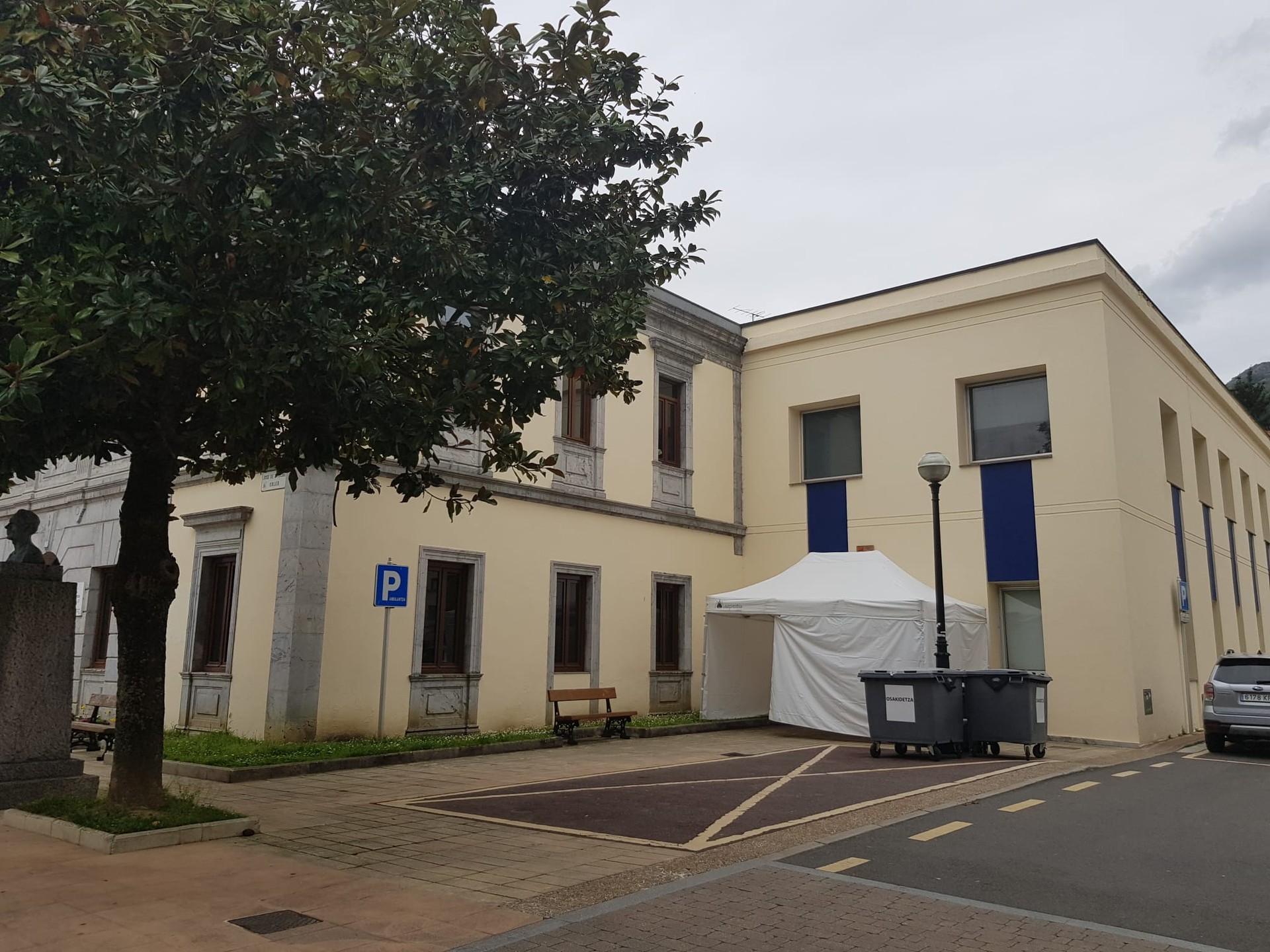 COVID-19a atzemateko testak egiten ari dira anbulatorioan