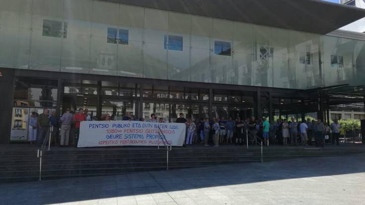 Gaurko elkarretaratzearekin amaitu dituzte pentsio duinen aldeko asteleheneroko protestak