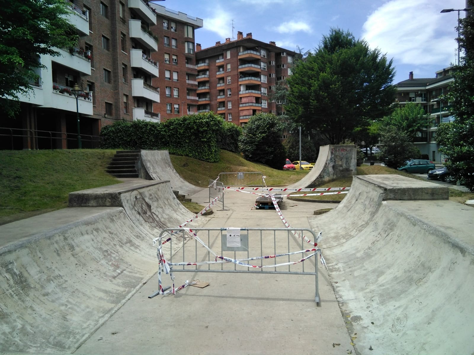 Skateparka hesitu dute, ezin delako bertan kirolik egin