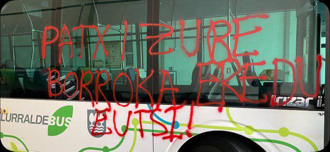 Autobus batean Patxi Ruiz presoaren aldeko pintaketak egin dituzte ezezagunek