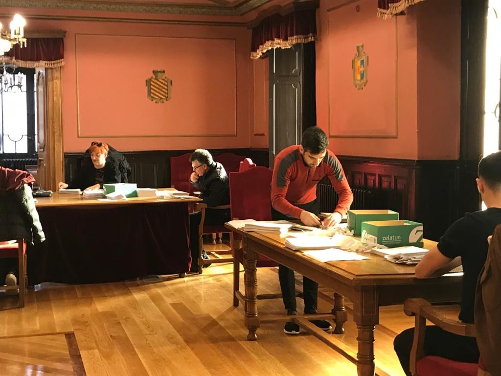 Konfinamenduan diren 200 bat herritar ari dira udalaren nahiz boluntarioen laguntza jasotzen