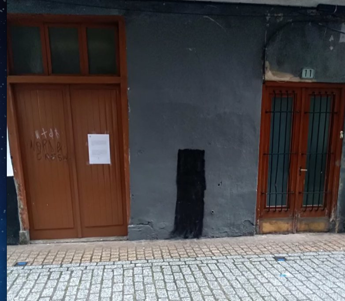 Elizkaleko horma irudia berriro egin eta berriro ezabatu dute