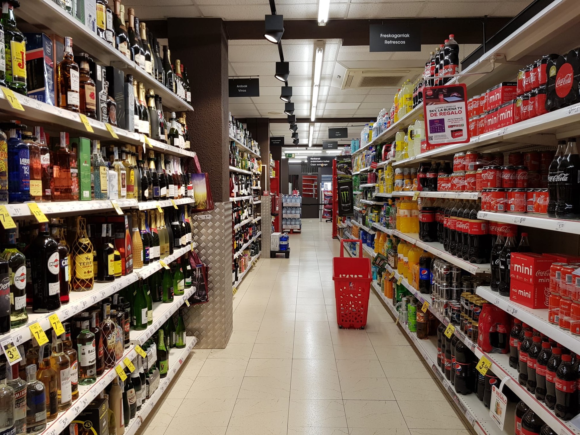 Herritarrei arduraz kontsumitzeko eskatu diete Jaurlaritzak, Elikagaien Klusterrak eta hainbat supermerkatuk