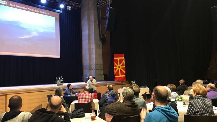 Atxorrotxeko gazteluaren historia ezagutu dute Kafe Naparrean