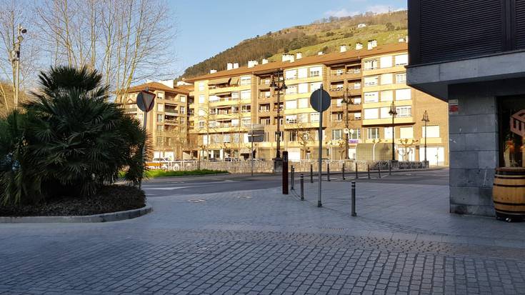 Zabaldu dute Perez Arregi plazatik autoz irteteko bidea