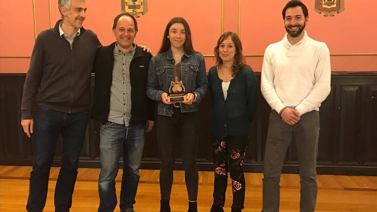 Alaia Juaristiri harrera egin dio Azpeitiko Udalak