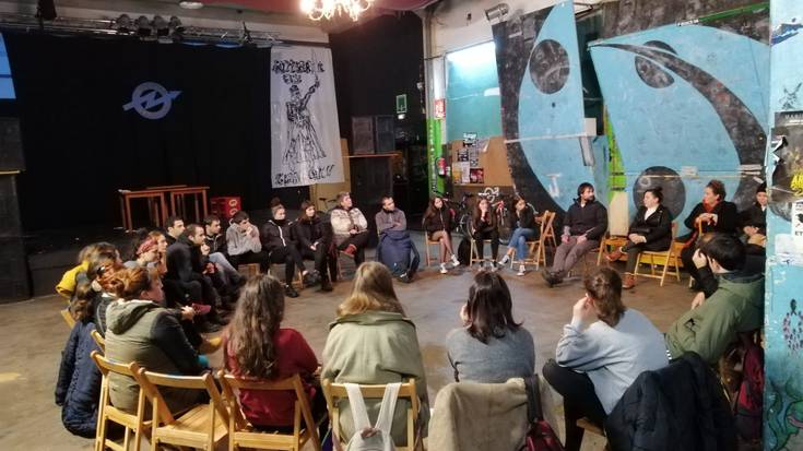Zaintza nahiz garbiketa lanetan ibiltzen diren emakume langile egoiliarren esperientziak izan dituzte hizpide Gaztetxean