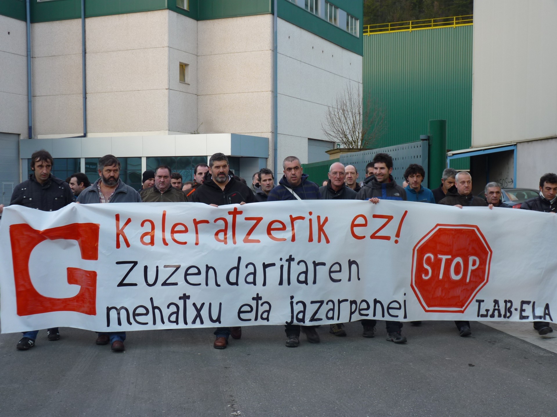 Enpresa baja boluntarioak "behartzen" ari dela salatu dute Corrugadoseko LABek eta ELAk