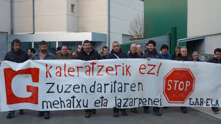 Enpresa baja boluntarioak "behartzen" ari dela salatu dute Corrugadoseko LABek eta ELAk