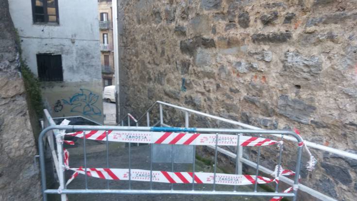 Iturri Txikiko eskailerak itxita, etxe bat eraitsi behar dutelako