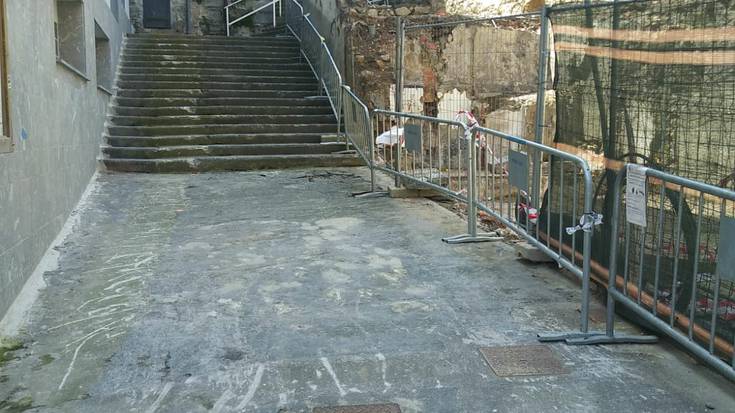 Zabalik dago Iturri Txikitik Santutxo auzora arteko eskailera