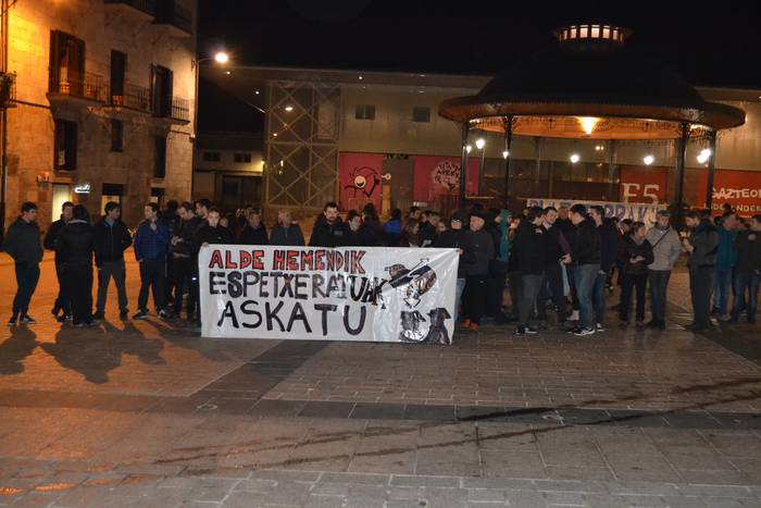 Altsasuko espetxeratuak askatzeko eskatu dute Azpeitiko plazan