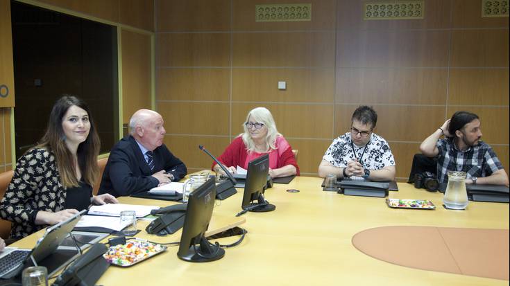 Alex Silva kazetaria Legebiltzarrean izan da EITBren erreformarako Eusko Legebiltzarreko ponentziak gonbidatuta