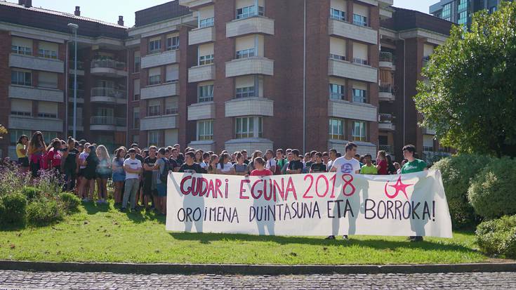 Elkarretaratzea egin dute ehundik gora ikaslek Gudari Egunean