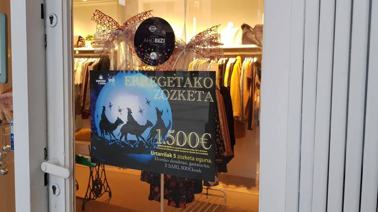 Azpeitiko dendetan gastatzeko 500 euroko hiru bono zozkatuko dituzte Erregetako Zozketan