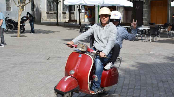 Vespa eta Lambretta motoen topaketa egingo dute igandean