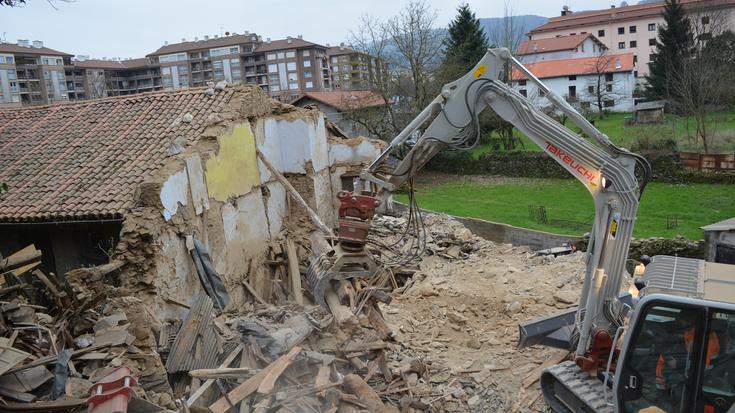 Madalenako ermitaren ondoko etxea botatzen ari dira