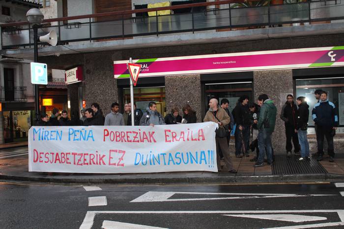 Miren Peña gogoan, Laboral Kutxaren aurrean