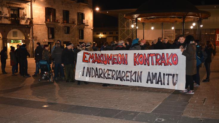 Emakumeen kontrako indarkeria salatu dute plazan