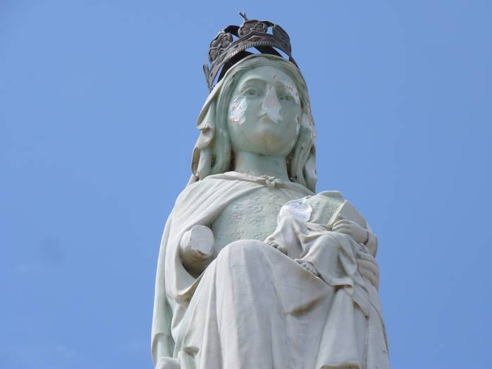 Amabirjinaren estatua apurtuta