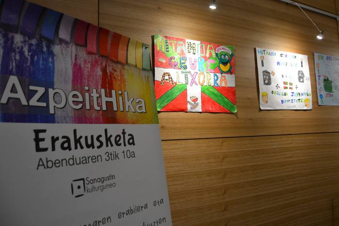'AzpeitHika' ikasleen kartel erakusketa zapatura arte ikus daiteke Sanagustinen