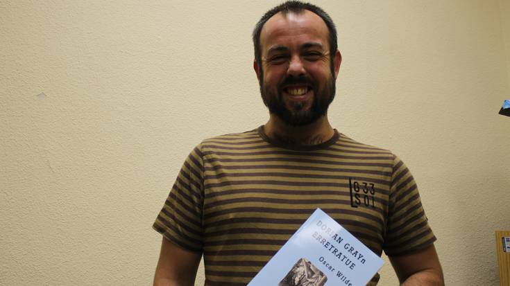 Imanol Azkoitiak azpeitiarrez idatzi du 'Dorian Grayren erretratua' liburua