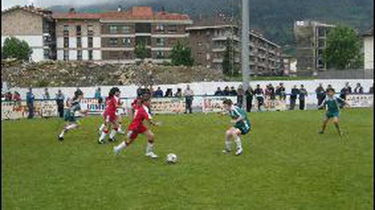 Eskolarteko futbol txapelketako finalak jokatu dituzte