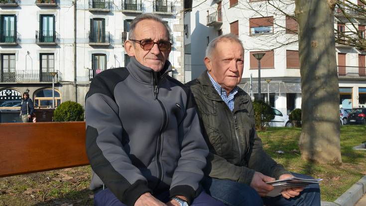 Joxe Antonio Salegi eta Joxe Mari Gorrotxategi: "Mendian dauden irudi eta sinbolo zaharrak errespetatzeko eskatzen dugu"