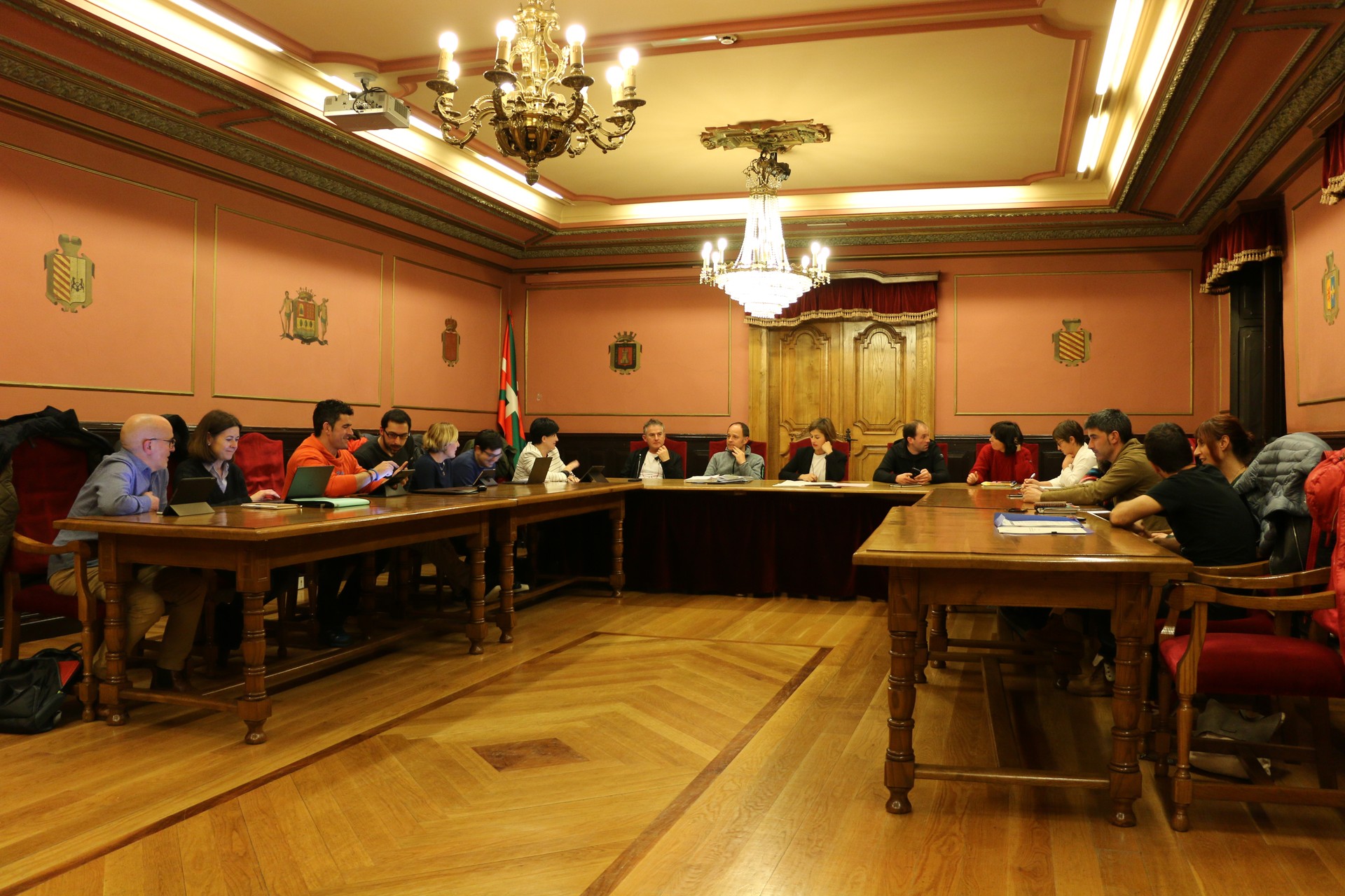 Herriko ekonomia sustatzeko dirulaguntza lerro berriak sortzea onartu du Azpeitiko Udalak