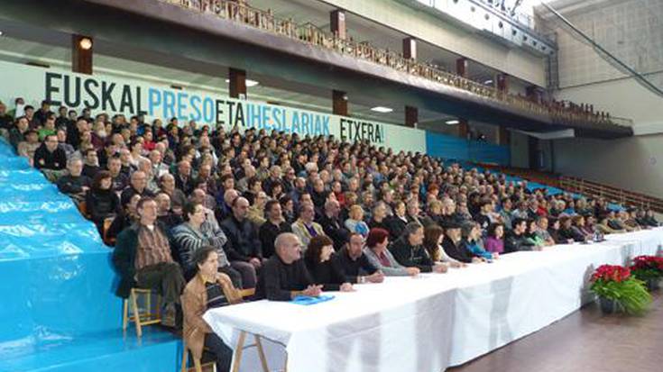 Preso eta iheslari guztien etxeratzea eskatu dute 400 preso ohi inguruk