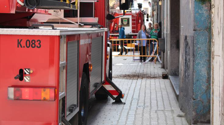 Etxe bateko teilatutik habe zatia erori da Erdikalera