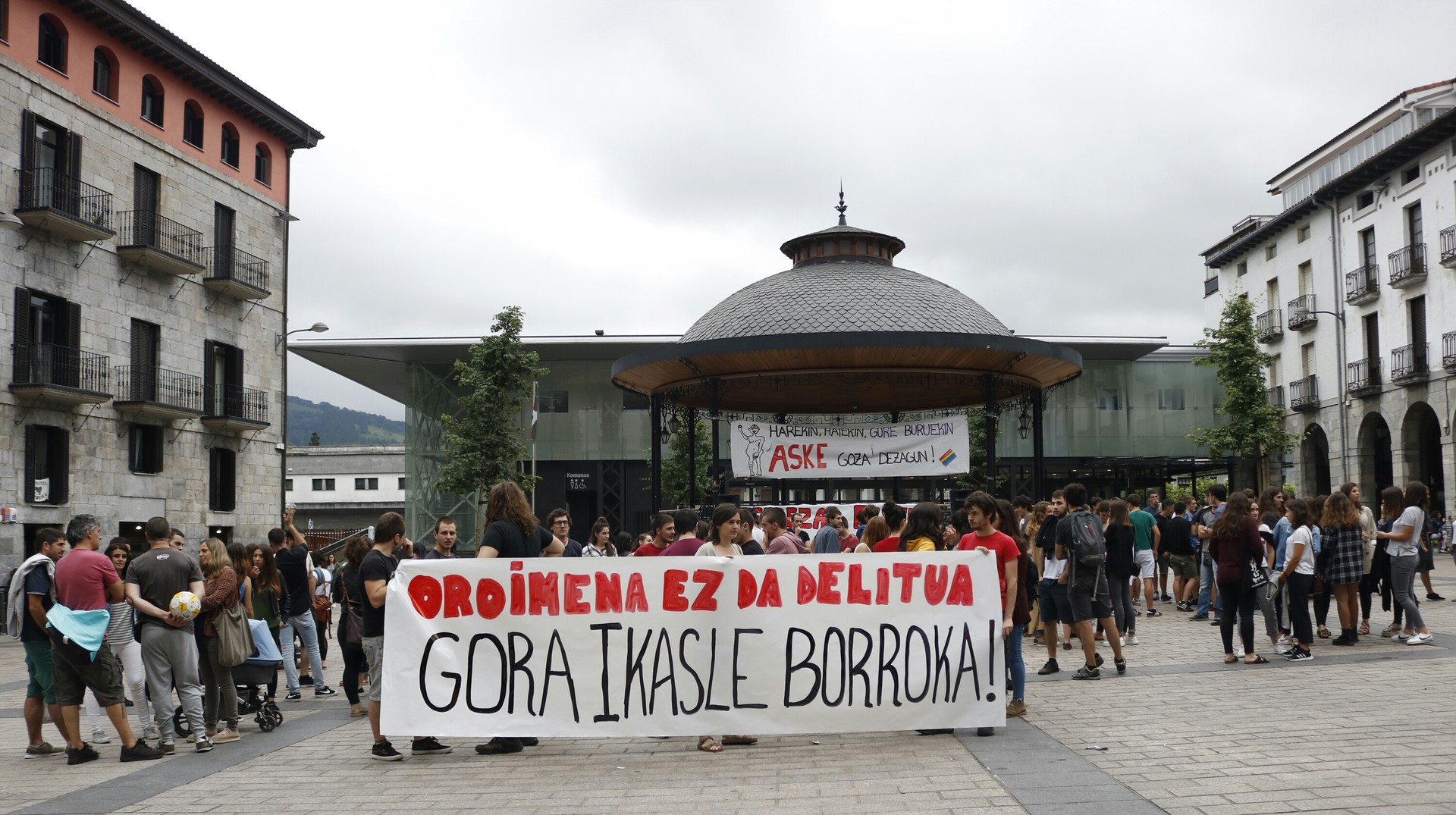 Ikasle mugimenduaren kontrako atxiloketak salatu dituzte dozenaka lagunek