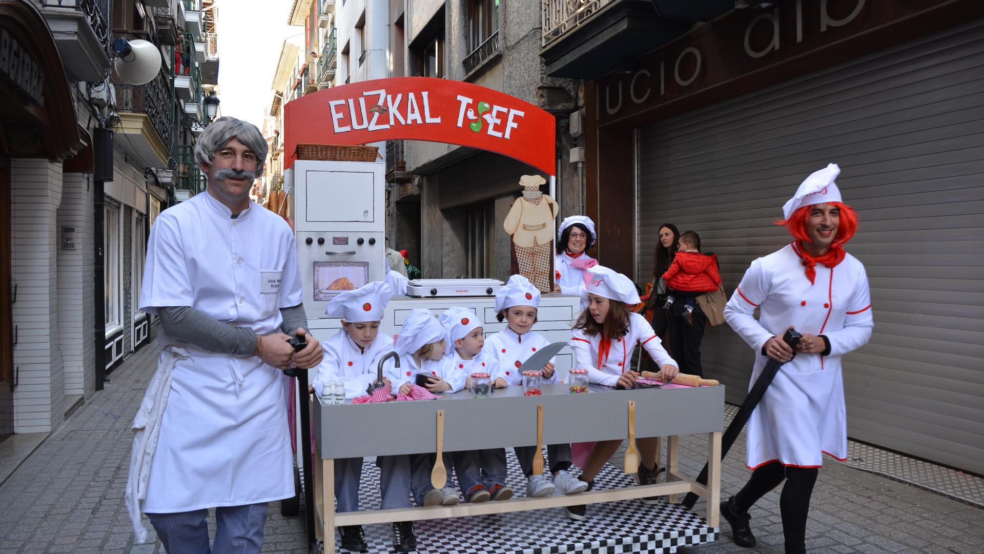 Udalak eskerrak eman dizkie karnabalak "ikaragarriak" izaten lagundu duten herritarrei