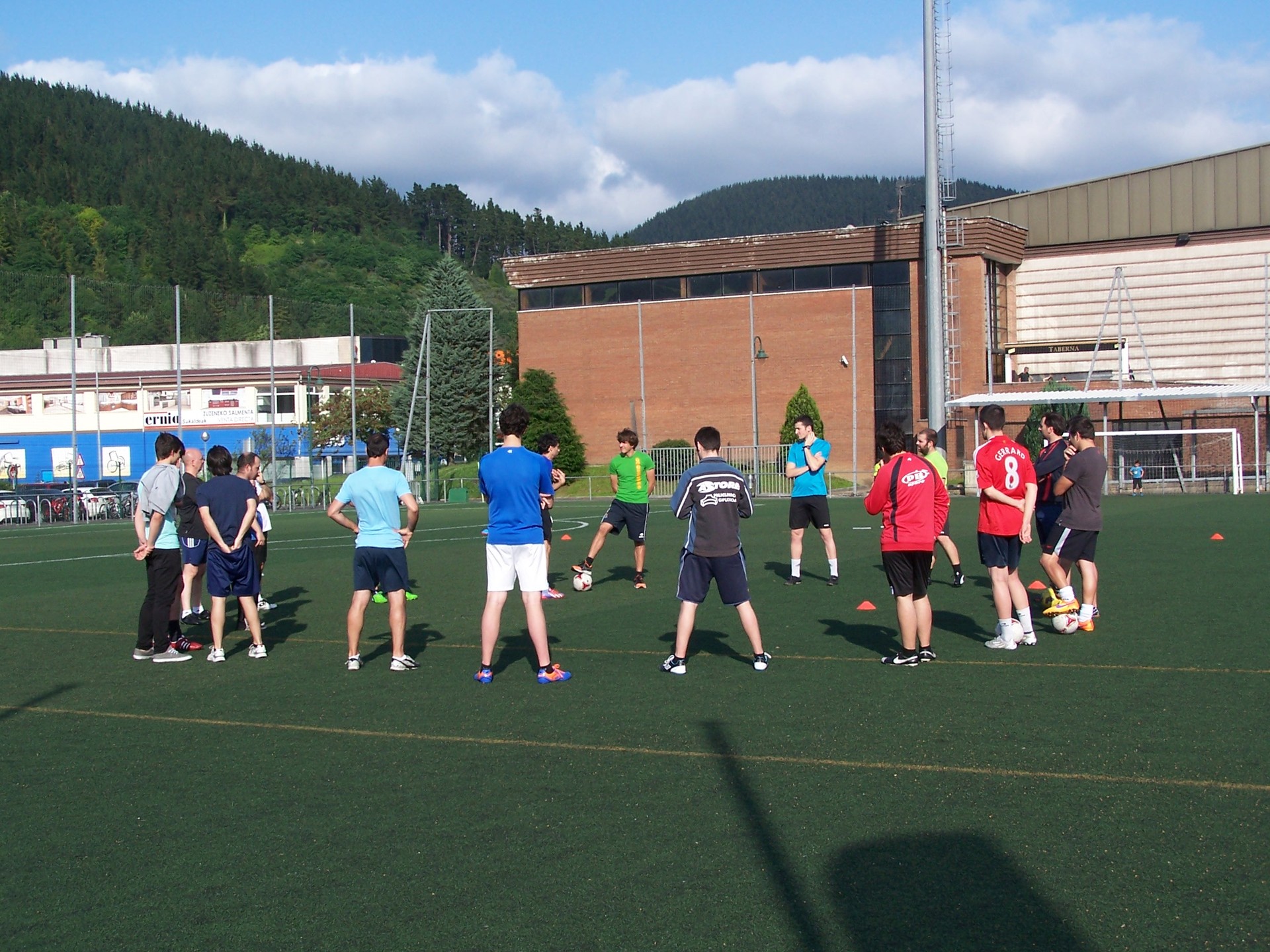 Futboleko entrenatzaile titulua ateratzeko ikastaroa martxan da