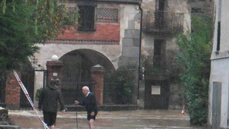 Ibaiak gainezka egin du hainbat tokitan eta arazo handiak daude herriko errepideetan