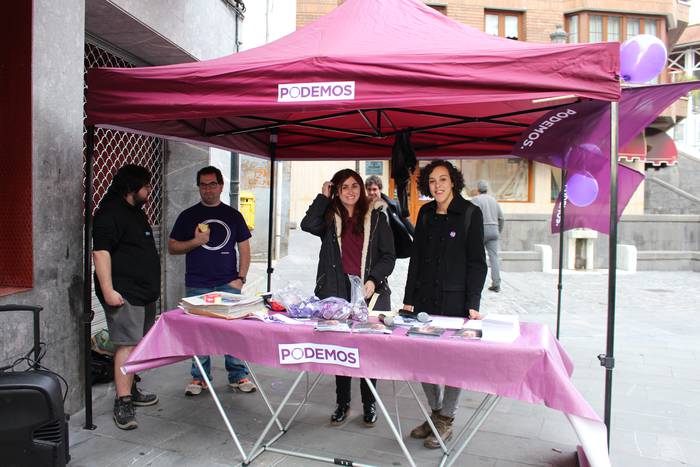 Podemos-Ahal duguko kideak Azpeitian izan dira