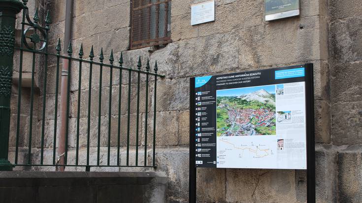 Azpeitiko txoko historikoak ezagutarazteko panelak jarri dituzte