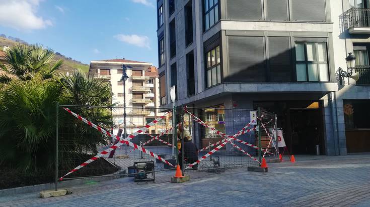 Perez Arregi plazatik autoz irteteko bidea, itxita
