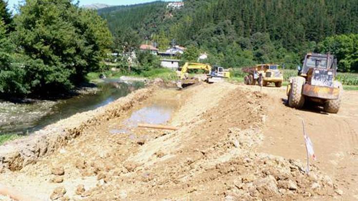 Urrestillan uholdeak saihesteko lanak egiten hasi dira Ibaieder ibaian