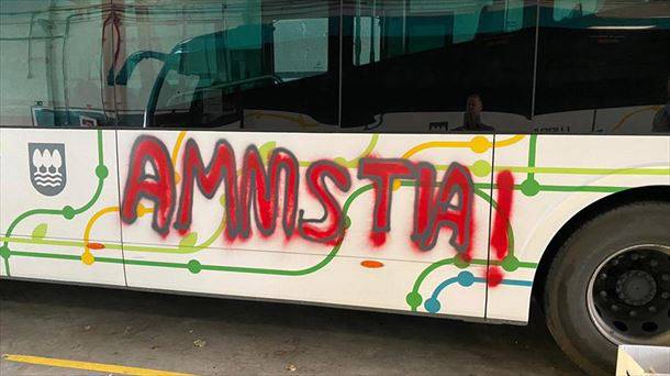 Autobusean egindako pintaketak "lekuz kanpo" daudela salatu du Udal Gobernuak